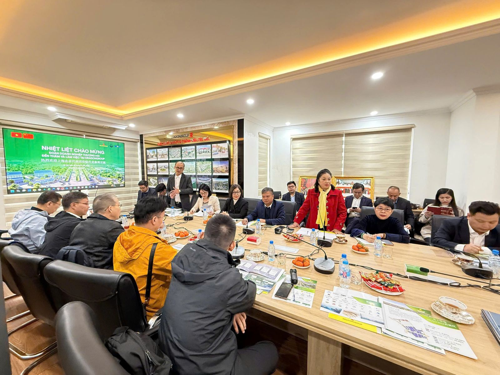 Toàn cảnh buổi làm việc giữa DragonGroup, VCCI Nghệ An – Hà Tĩnh – Quảng Bình và đoàn doanh nghiệp Thượng Hải (Trung Quốc).