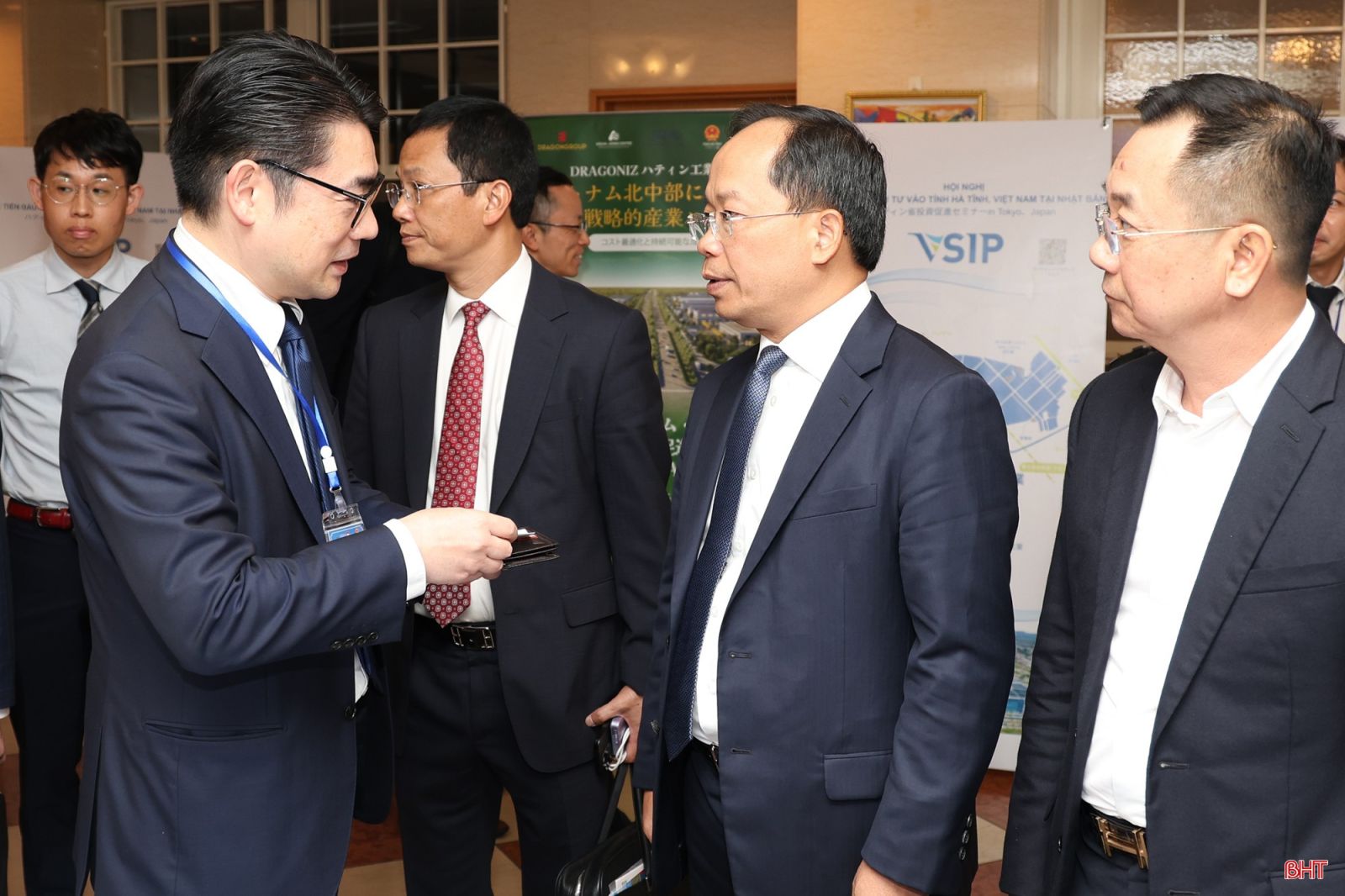 Bí thư Tỉnh ủy Nguyễn Duy Lâm trao đổi với nhà đầu tư Nhật Bản bên lề hội nghị.