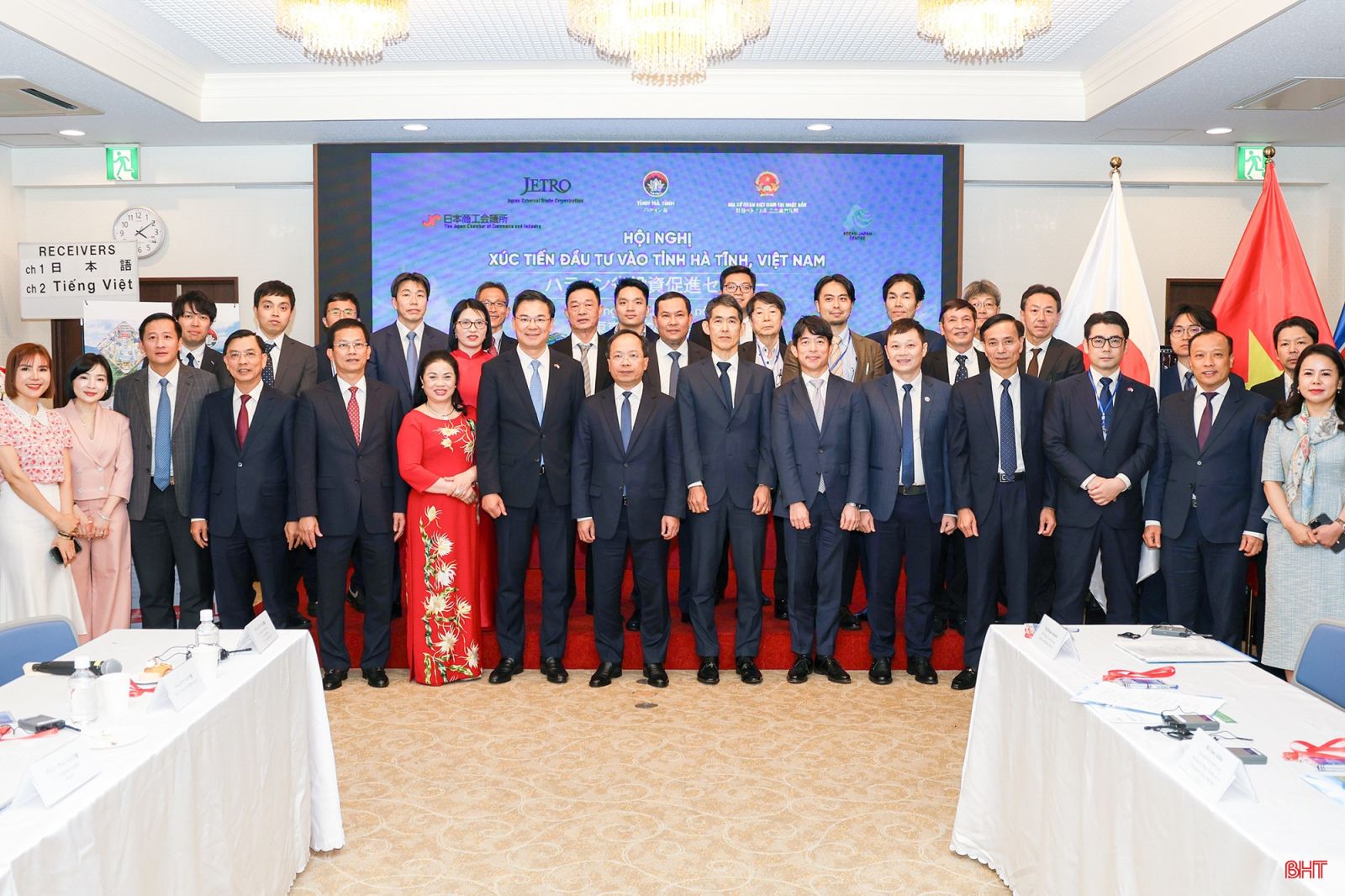 Đại biểu chụp ảnh lưu niệm.