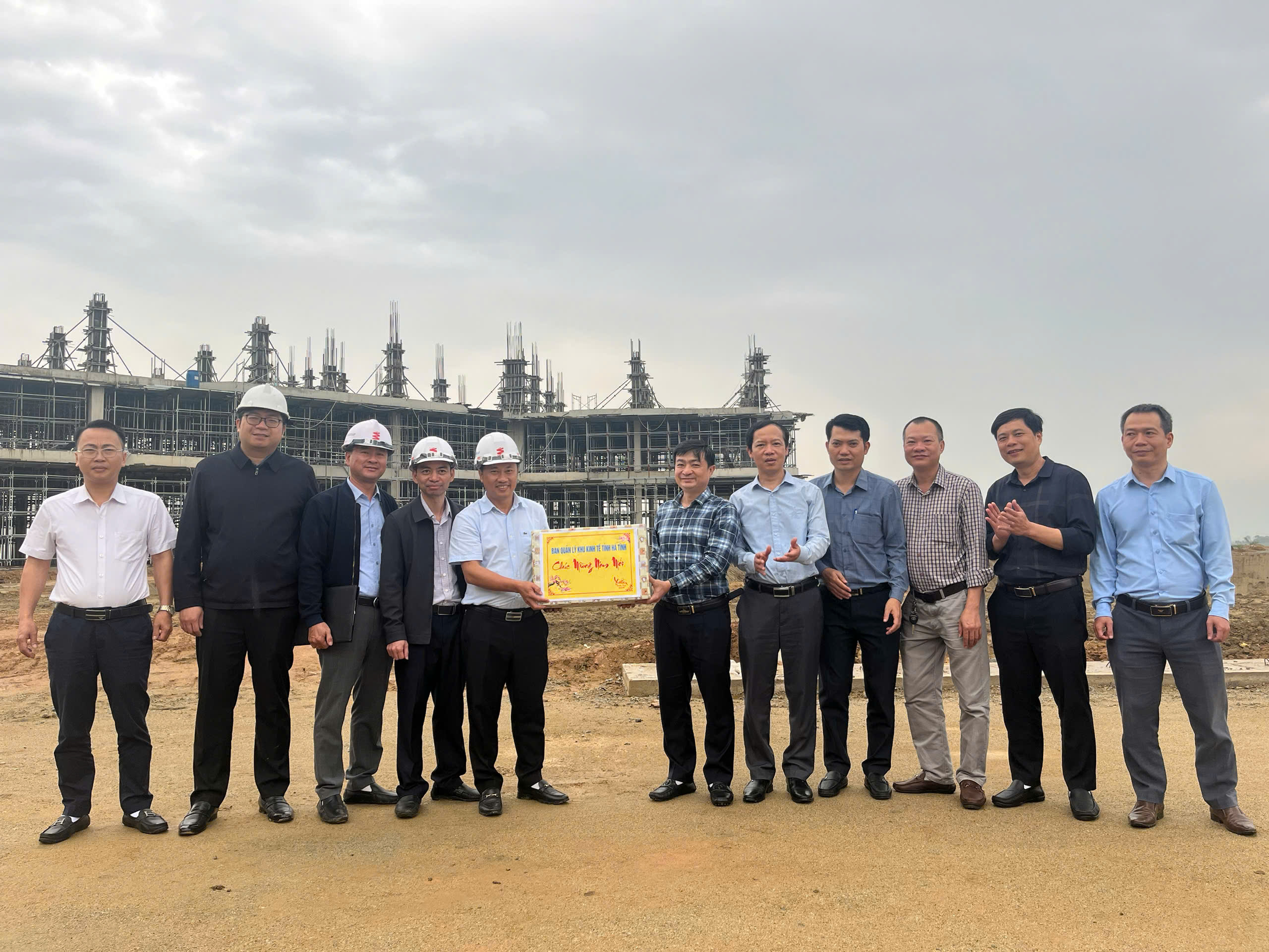 Ban Quản lý Khu Kinh tế Hà Tĩnh thăm và tặng quà đầu xuân tại công trường dự án DragonIZ Hà Tĩnh